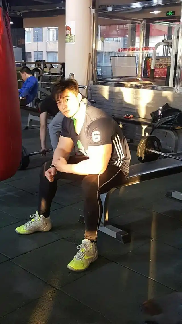 健身男神明星_健身帅哥明星_健身男明星撞脸